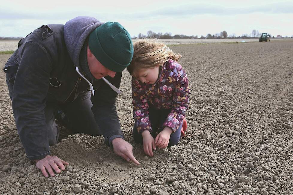 De familie is de drijvende kracht achter de keuzes die een boer maakt: familieleden beïnvloeden zijn autonomie, zijn identiteit en zijn rol in de samenleving.