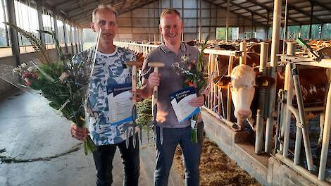 Hoofdredacteur Robert Ellenkamp (links) en Guus Daamen met zijn nieuwsredactie hebben dit jaar twee Gouden Grepen gewonnen.
